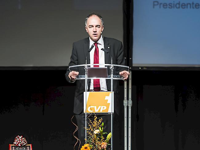 CVP-Präsident Christophe Darbellay spricht vor den Delegierten seiner Partei. Er will die SVP bei der Umsetzung der Zuwanderungsinitiative in die Pflicht nehmen.
