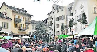 Gut besucht. Sowohl auf dem Marktplatz in Visp anl&auml;sslich des Weihnachtsmarkts f&uuml;r Behinderte wie auch auf dem Kirchplatz in Naters beim &laquo;Adventsm&auml;rt&raquo; war sehr viel Volk zugegen. 
