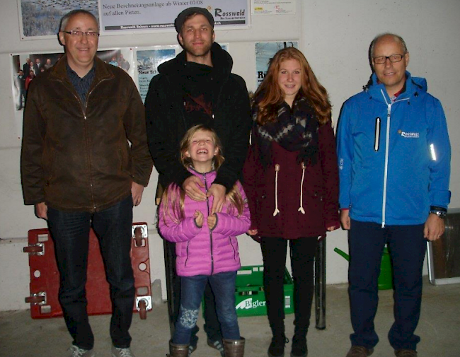 Die Gewinner vlnr. Zenklusen Fabian, Tscherrig Tobias, Eyer Céline und Vorstandsmitglied der OW Bergbahnen Armin Roten