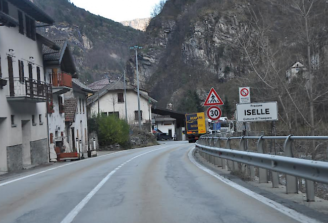 Wiederholt sprangen Flüchtlinge in Domodossola und Iselle auf langsam fahrende Züge auf.