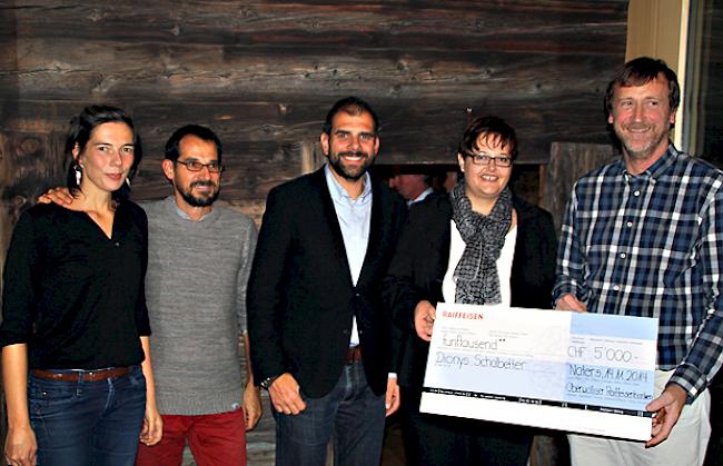 Preisverleihung: Leentje und Damian Walliser (Architekten), Giuseppe Curcio (Oberwalliser Heimatschutz), Carmen Zenklusen (Raiffeisen) und Dionys Schalbetter (Bauherr).