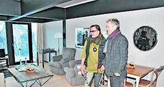 Exklusiv. Karin Locatelli und Michael Ries von der Maklerfirma pantera Sotheby&rsquo;s International Realty im komfortablen Wohnzimmer eines Apartments. 