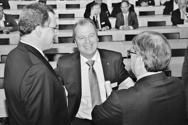 Freitag, 4. Dezember 2015: Grund zur Erleichterung. Nach der GPK hat nun auch Dick Marty Staatsrat Maurice Tornay (im Gespräch mit SNB-Präsident Thomas Jordan und Jean-Michel Cina) in der Affäre Giroud entlastet.  