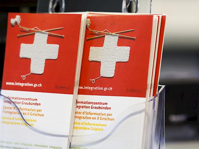 Informationsbroschüren im kantonalen Integrationsbüro in Chur. (Symbolbild)