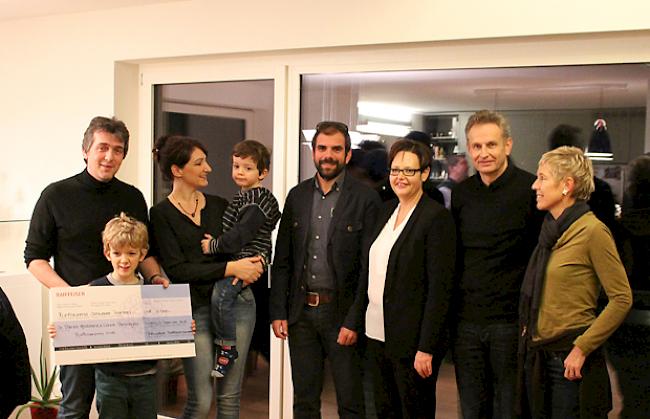 Patrick Hildbrand und Carine Pommeyrol mit Kindern (Eigentümer), Giuseppe Curcio (Heimatschutz), Carmen Zenklusen (Raiffeisenbank) sowie Gerold Vomsattel und Rita Wagner (Architekten).