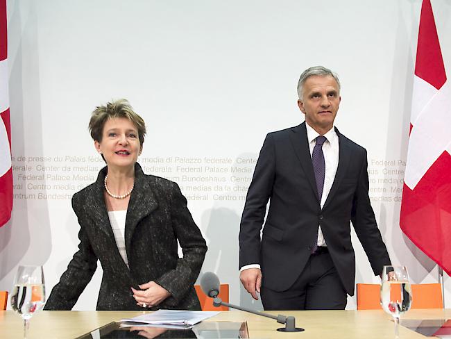 Bundespräsidentin Simonetta Sommaruga und Bundesrat Didier Burkhalter äussern sich an einer Medienkonferenz am Freitag in Bern zur Umsetzung der neuen Verfassungsbestimmung über die Zuwanderung.