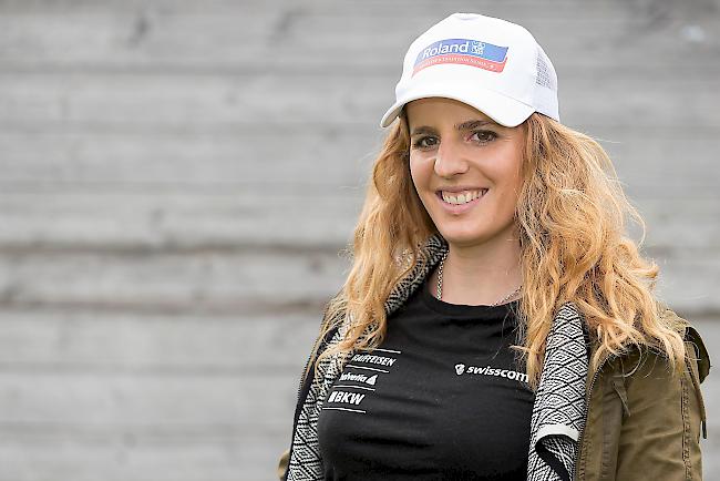 Patrizia Kummer, Profi-Snowboarderin: «Das Wallis hat im Jahr 2015 für sein 200 jähriges Bestehen und die Festivitäten rund um dieses Jubiläum etwas Süsses verdient. Auch die Kampagne ‹Ins Herz gemeisselt› von Valais-Wallis Promotion gefällt mir sehr und passt super zum Wallis. Die Rute gibt es für Neid und Missgunst. Das ist nicht mehr zeitgemäss und sollte langsam von der Bildfläche verdrängt werden! Es ist Zeit als Einheit zusammen zu arbeiten für eine vielversprechende Zukunft; schliesslich haben wir alle nötigen Voraussetzungen dafür.»
