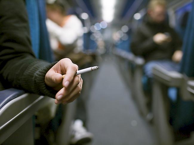 Dieses Bild ist Geschichte: Seit zehn Jahren gibt es in den SBB-Zügen keine Raucherabteile mehr (Archiv).