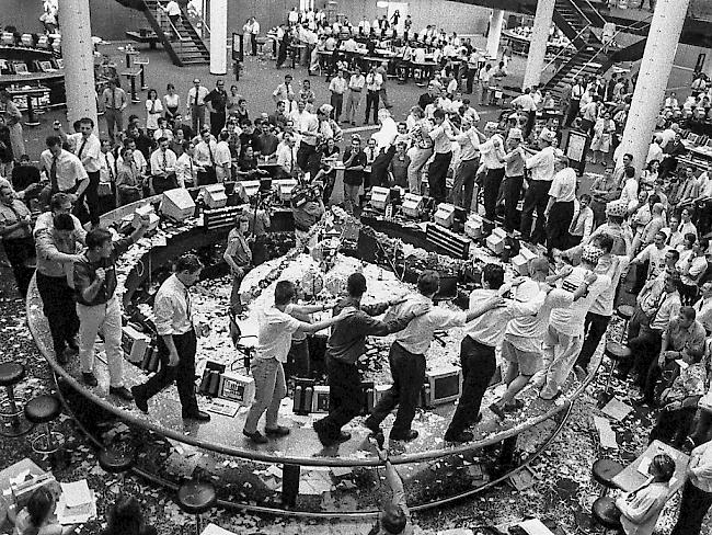 Tanz der Börsianer auf den Tischen der Börse in Zürich in der Nacht auf den 1. August 1996: Die Börse zieht um, in Zukunft wird vor dem Bildschirm und nicht mehr vom Ring aus gehandelt (Archiv).