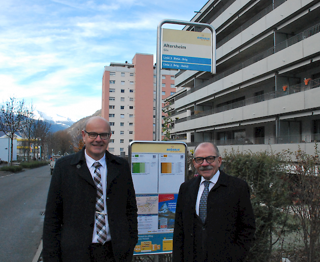 Anton Karlen (links), Leiter Postauto Region Wallis und Louis Ursprung, Präsident der Ortsbuskommission bei der neuen Haltestelle