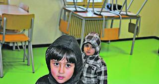 Hoffnungsvoll. Diese beiden Kinder aus Afghanistan sind mit ihren Eltern im Durchgangszentrum in Steg. Sie warten fernab ihrer Heimat auf ein neues Zuhause.