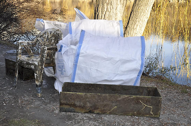 Clean Up Day in Siders: In grossen weissen Säcken wurde die gefundene Ware für den Abtransport bereit gestellt.