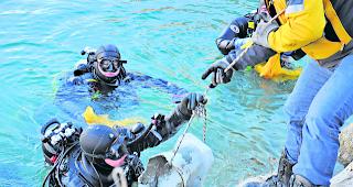 Falsch entsorgt. Diese Tr&uuml;mmer eines Klosetts fanden die Taucher in einigen Metern Tiefe am Westufer.  