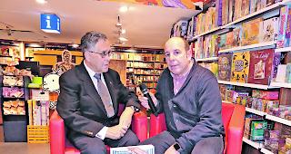 Jahrbuch-Vernissage. Rico Erpen (rechts), Leiter des Rotten Verlages, befragt Dr. Alois Grichting, langj&auml;hriger Redaktor des Walliser Jahrbuches, zu den Kapiteln, die das Jahrbuch lesenswert machen.  