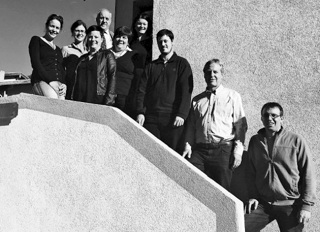 Verantwortlich. Von links: Josiane Mathieu, Stellenleiterin JAST Goms, Monika Ceppi, Geschäftsleiterin JAST OW, Virginia Pianzola, neue Stellenleiterin JAST Goms, Alex Schwestermann, Präsident JAST Goms, Marlene Paris, Vorstand JAST Goms, Katja Zumthurm, Präsidentin JAST Briglina, Raphael Kronig, Vorstand JAST Goms, Anton Clausen, Vorstand JAST Goms, und Philipp Imwinkelried, Präsident JAST Goms.  