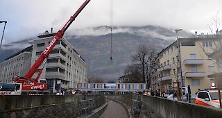 Die Br&uuml;cke wird millimetergenau auf die vorbereiteten Fundamente gelegt. 