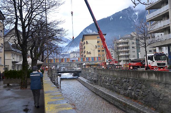 Die Brücke wird millimetergenau auf die vorbereiteten Fundamente gelegt. 