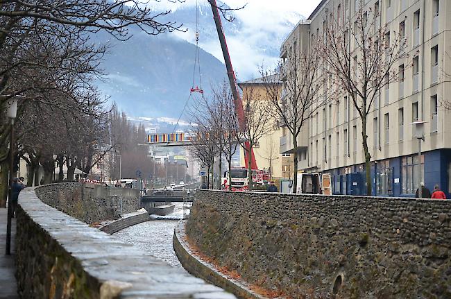 Die Brücke wird millimetergenau auf die vorbereiteten Fundamente gelegt. 