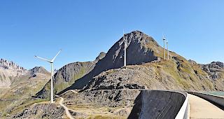 Zum bestehenden Windrad beim Stausee Gries auf dem Nufenenpass sollen drei weitere hinzukommen.