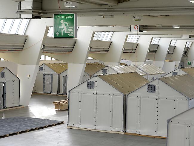 In einer Messehalle in Zürich-Oerlikon werden ab Januar vorübergehend 250 Asylsuchende in Selbstbau-Häuschen der Ikea Stiftung untergebracht.