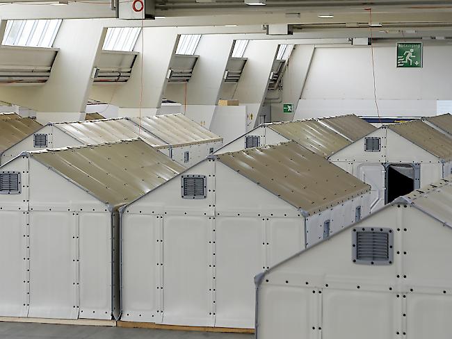 250 Asylsuchende hätten Anfang Januar in einer Messehalle in Zürich-Oerlikon in Selbstbau-Hütten der Ikea Stiftung einziehen sollen. Nun zeigte ein Brandtest aber, dass die so genannten "Shelter" den Brandschutzbestimmungen nicht genügen.