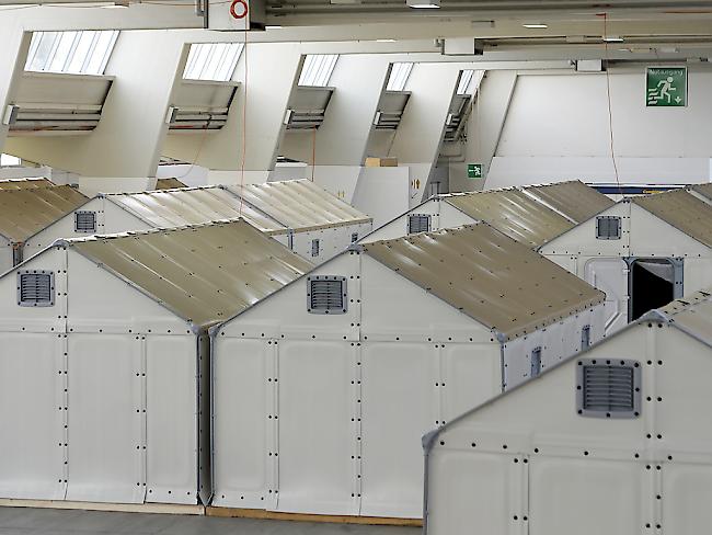 250 Asylsuchende hätten Anfang Januar in einer Messehalle in Zürich-Oerlikon in Selbstbau-Hütten der Ikea Stiftung einziehen sollen. Ein Brandtest hat diese Pläne durchkreuzt. Sie sind zu gefährlich.