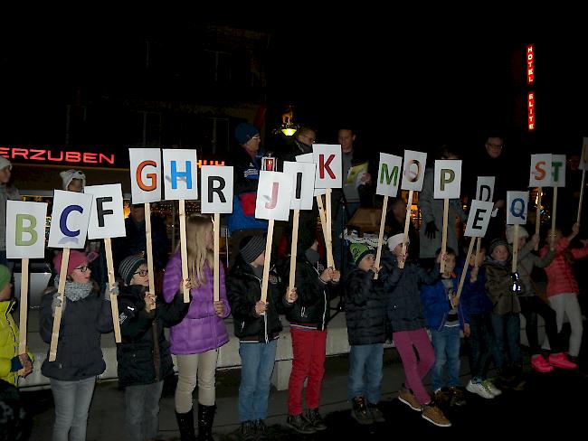 Die Ministranten trugen das Friedens-ABC vor.