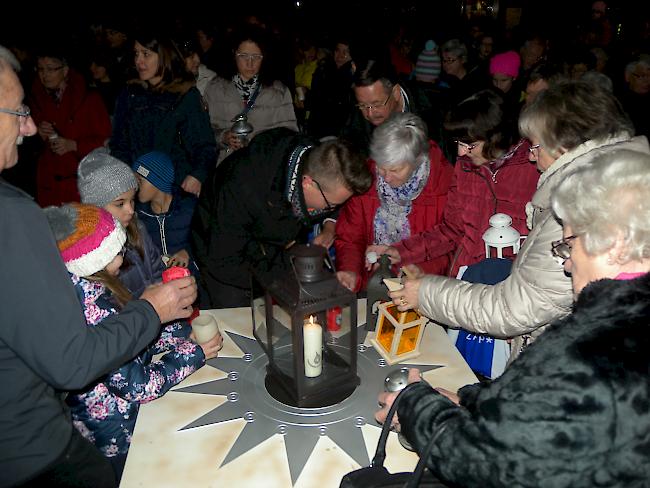 In Visp wurde das Friedenslicht für die Oberwalliser Pfarreien in Empfang genommen.