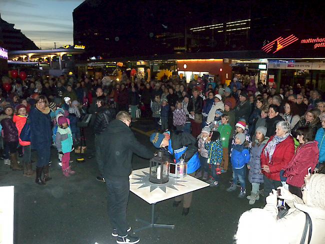 Oberwalliser Jugendliche brachten das Friedenslicht vom Ranfttreffen ins Oberwallis.