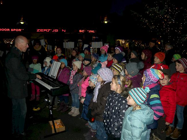 Die Visper Spatzen begleiteten die Feierstunde auf dem Bahnhofplatz von Visp musikalisch.