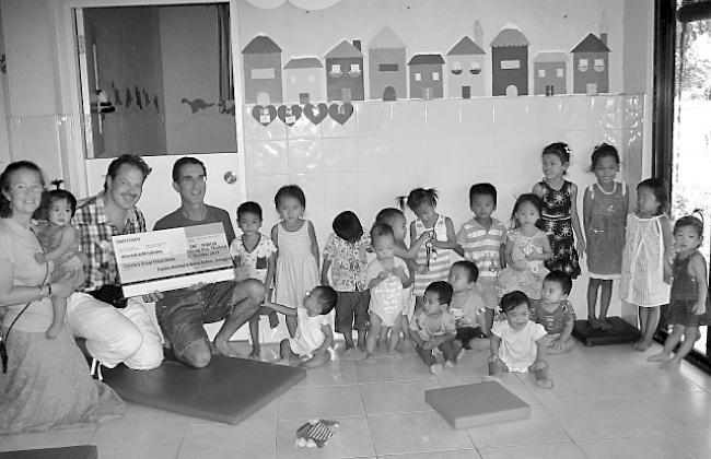Strahlende Gesichter. Manfred Bohnet (links) in Chiang Mai: Das Kinderheim «Connie’s Group Forster Home» erhielt von ihm einen Scheck in der Höhe von 10801 Franken.