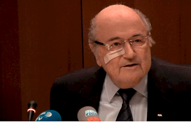 In einer Stellungnahme sagte Blatter, der in der Pressekonferenz neben seiner Tocher Corinne sitzt, auf Englisch, dass es für ihn und die Fifa «kein guter Tag» sei.