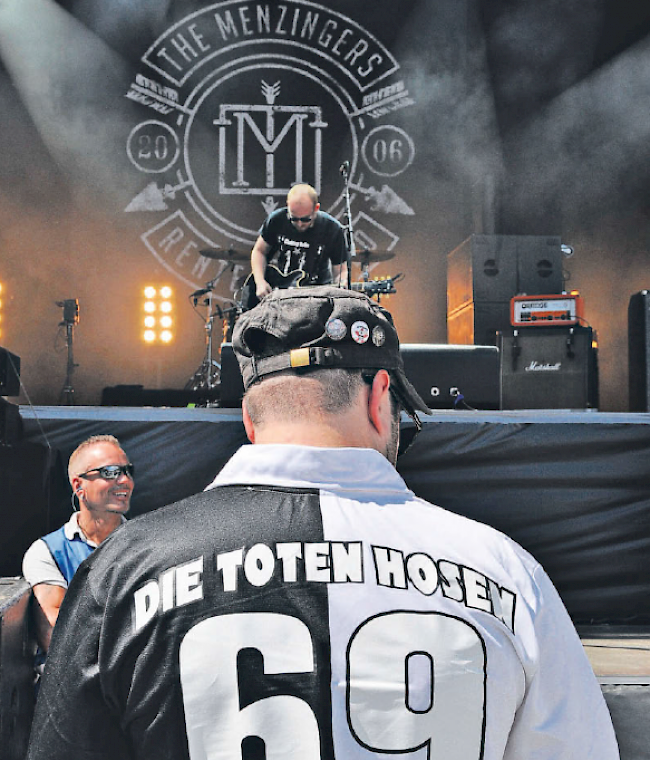 22. August. Der Auftakt zum 30. Open Air Gampel erfolgt mit einer Hiobsbotschaft. «Die Toten Hosen», der Headliner des Auftakttages, sagt in letzter Minute ab. Dennoch endet das viertägige Open Air mit einem Besucherrekord. Erstmals finden über 100