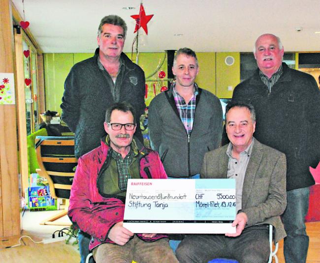 Schöne Bescherung. Anton Imboden, Jakob Seematter und Martin Lorenz (hinten, von links) von den Ringkuhfreunden Mörel-Filet und Umgebung spielten Christkind; Stiftungsratspräsident Dr. Marcel Mangisch (vorne rechts) und sein Vorgänger Renato Berchtold freuen sich über das Geschenk. 