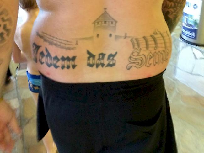 Dieses Tattoo war in einem Bad in Oranienburg aufgefallen - der Träger steht nun vor Gericht.