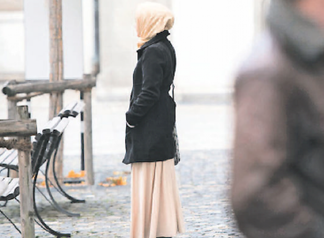 Samstag, 21. Februar 2015: Verbot in Schulen. Laut den Initianten stellen besonders Kopftücher von muslimischen Mädchen ein Problem dar.