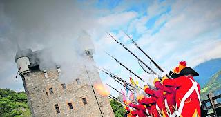 Feurig. Die Luzerner Zunft zu Safran auf der Leuker &laquo;Turmmatte&raquo; beim Ehrensalut f&uuml;r Leuk: knalliger Gruss. 