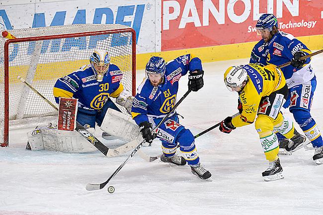 Fabian Heldner (Mitte) beim letztjährigen Playoffmatch gegen den SC Bern.