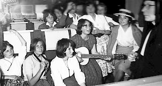 &laquo;Institut St. Ursula - Schulausflug, Juni 1960, begleitet von der strengen Schwester Antonia. Es scheint, dass ich doch ein wenig besser Gitarre spielen konnte, als ich in Erinnerung hatte!&raquo;