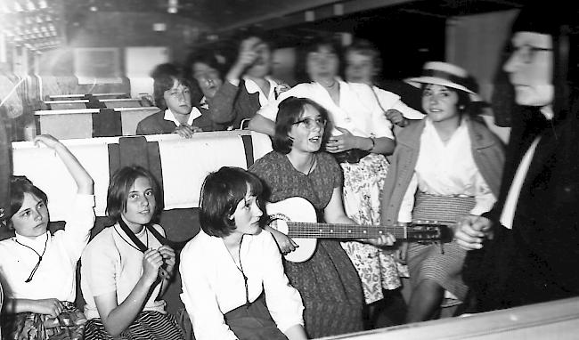 «Institut St. Ursula - Schulausflug, Juni 1960, begleitet von der strengen Schwester Antonia. Es scheint, dass ich doch ein wenig besser Gitarre spielen konnte, als ich in Erinnerung hatte!»