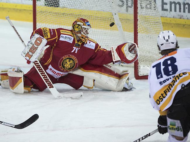 SCL-Goalie Ivars Punnenvos lässt den Schuss von Biels Ahren Spylo passieren
