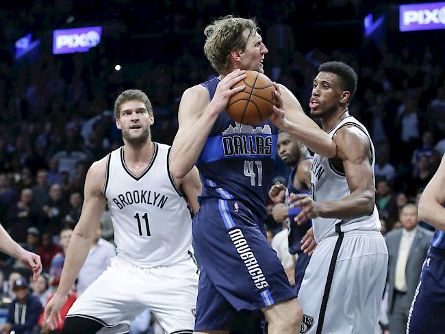 Dirk Nowitzki setzt sich gegen die Verteidigung der Brooklyn Nets energisch durch
