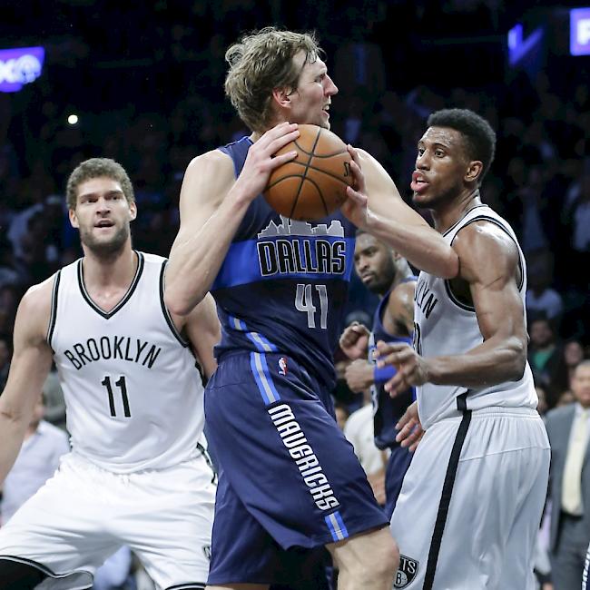 Dirk Nowitzki setzt sich gegen die Verteidigung der Brooklyn Nets energisch durch