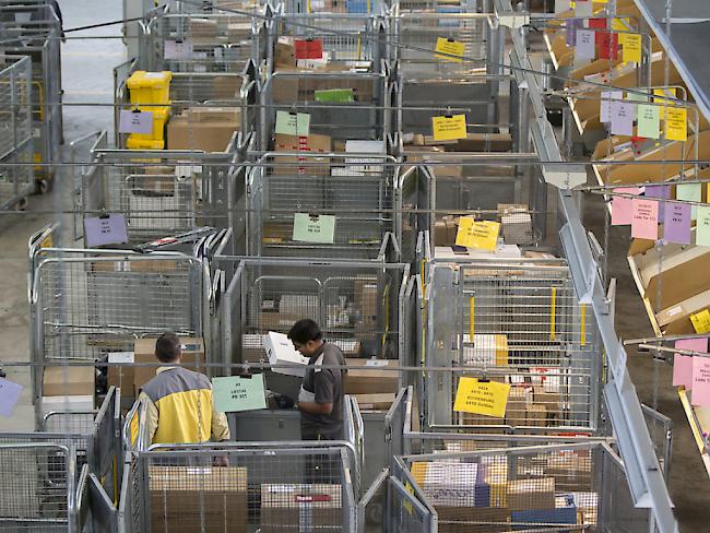 Pakete so weit das Auge reicht: Die Post verarbeitete im Dezember an manchen Tagen über eine Millioen Pakete. (Archivbild)