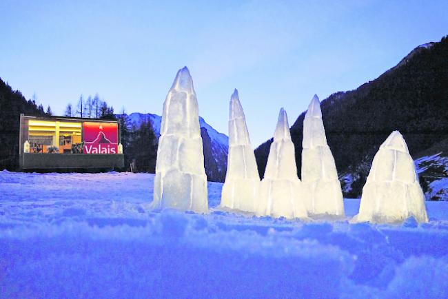 «Naturschauspiel». Schneeskulpturen von Ivo Moosberger vor dem CUBE 365 im Weiler Giessen im Landschaftspark Binntal.  