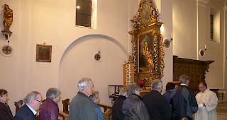 In Kolonne schreitet man in der Pfarrkirche zum Schluck gesegneten Weins.