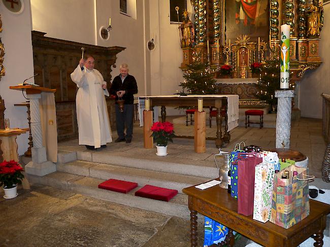 Pfarrer Herbert Heiss segnet den Wein zu Ehren des Evangelisten Johannes.