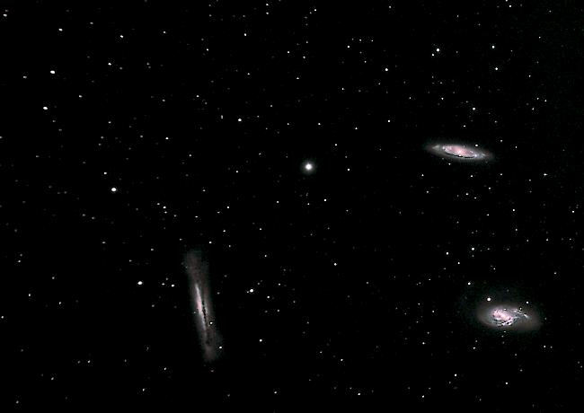 Das Leo-Triplett (Distanz zur Erde: Rund 35 Millionen Lichtjahre): Das Leo-Triplett besteht aus einem Dreiergespann von kleinen und hellen miteinander wechselwirkenden Galaxien im Sternbild Löwe. Alle drei Mitglieder der Gruppe sind sogenannte Spiralgalaxien, unserer Milchstrasse ähnlich. Die Sterne unterschiedlicher Helligkeit im Vordergrund des Bildes gehören zu unserer Galaxis.