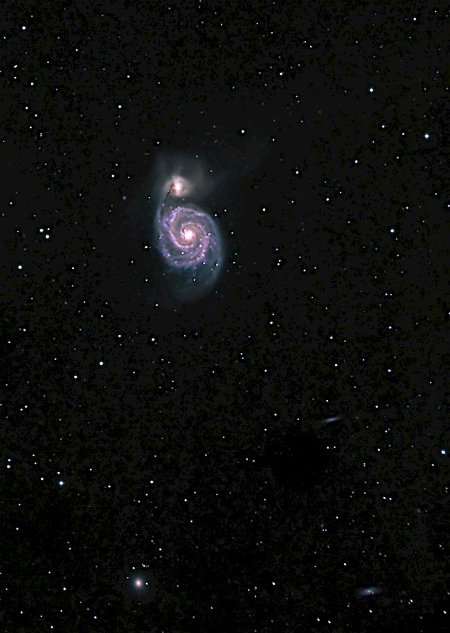 Die Whirlpool-Galaxie (M51) (Distanz zur Erde: Rund 23 Millionen Lichtjahre): Die Whirlpool-Galaxie ist eine grosse Galaxie mit einer markanten spiralförmigen Struktur, welche einen nahen wechselwirkenden Begleiter hat: eine kleine, sehr helle irreguläre Zwerggalaxie, die den wissenschaftlichen Katalog-Namen NGC 5195 trägt (im Bild oben). Die beiden Sternensysteme befinden sich derzeit in einem Kollisionsprozess, was im Objekt M51 eine besonders aktive Sternentstehung bewirkt. Diese konzentriert sich besonderes in den äusseren Rändern der Spiralarme, in denen die jüngsten und massivsten Sterne zu finden sind. Auch die auffallende Spiralstruktur der Whirlpool-Galaxie wird durch die Gezeitenwechselwirkung mit der Begleitgalaxie verursacht. In einigen Millionen Jahren werden die kollidierenden Systeme miteinander verschmolzen sein.  
