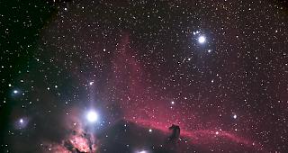 Der Pferdekopfnebel (Distanz zur Erde: Rund 1500 Lichtjahre): Der sogenannte Pferdekopfnebel im Sternbild Orion ist eine drei Lichtjahre grosse Dunkelwolke, welche aus grossen Mengen von kaltem Gas und Staub besteht, deren Form an einen Pferdekopf erinnert. Von der Erde aus gesehen, liegt hinter dem Pferdekopfnebel das Sternsystem Sigma Orionis, das daf&uuml;r sorgt, dass ionisiertes Gas in der Nachbarschaft hell leuchtet. Im Bereich des sichtbaren Lichts ergibt sich dadurch ein rosa Farbton. Die riesige Dunkelwolke ist durch die sich bewegenden Gassmassen st&auml;ndiger Ver&auml;nderung unterworfen. Dadurch wird der Nebel einem Pferdekopf in einigen tausend Jahren nicht mehr &auml;hneln. In etwa f&uuml;nf Millionen Jahren d&uuml;rfte die Dunkelwolke aufgrund der massiven UV-Strahlung der Sterne in der Nachbarschaft ganz verschwunden sein.
